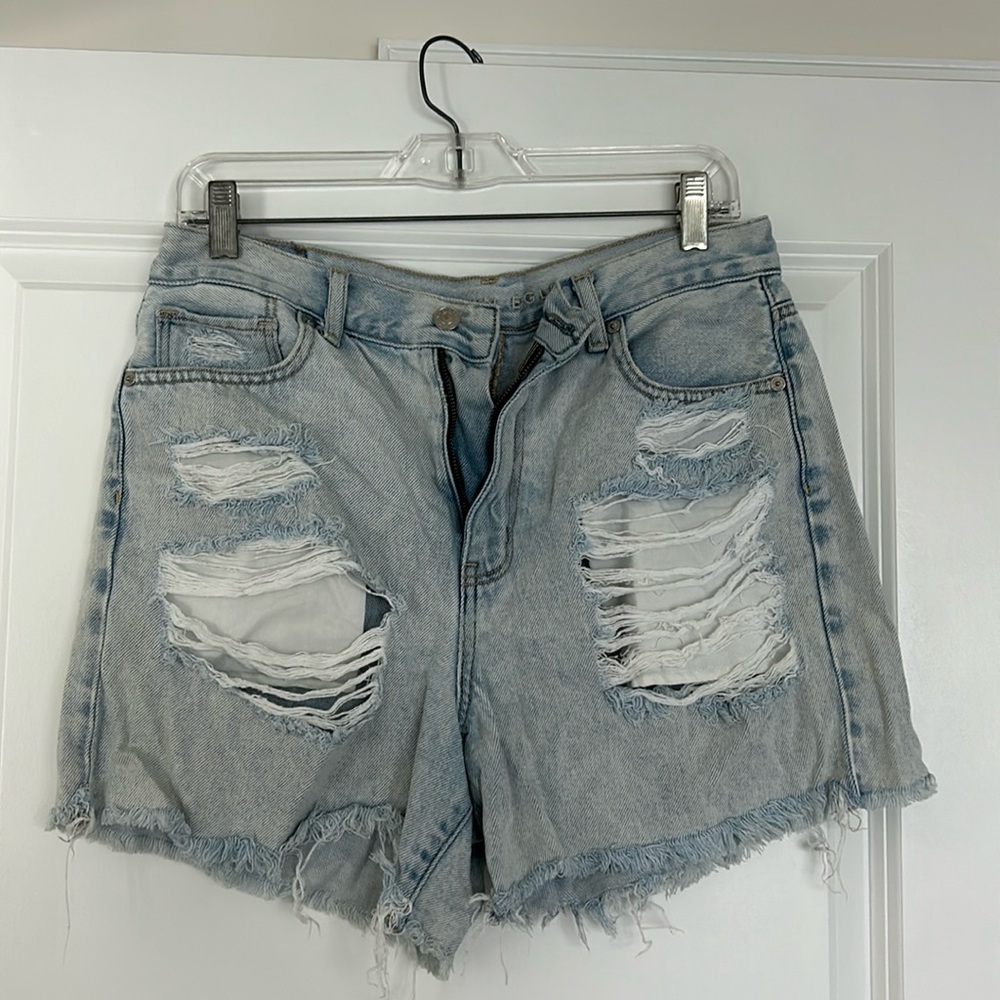Light Wash American Eagle Mom Short - Ripped